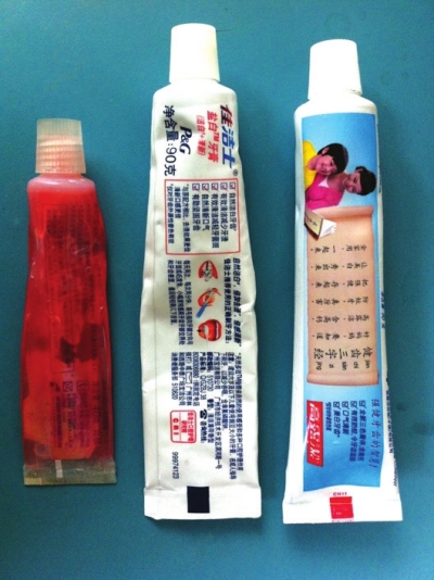 看颜色买牙膏是否靠谱 兰州记者走访超市询问
