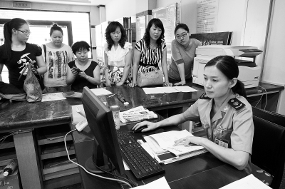 兰州市工商局工作人员为大学生、个体经营者等