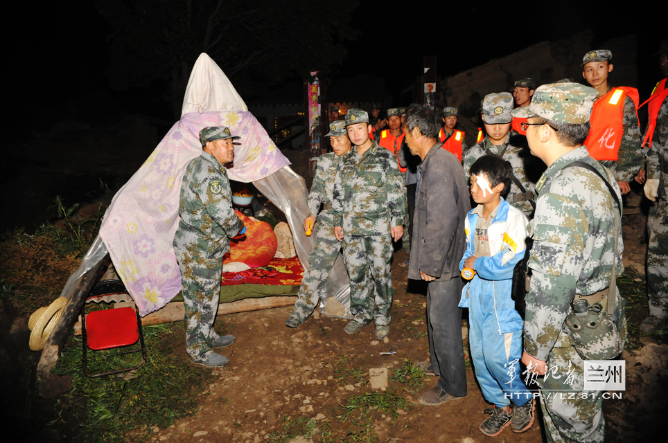 21集团军应急救援队连夜进村展开生命搜救