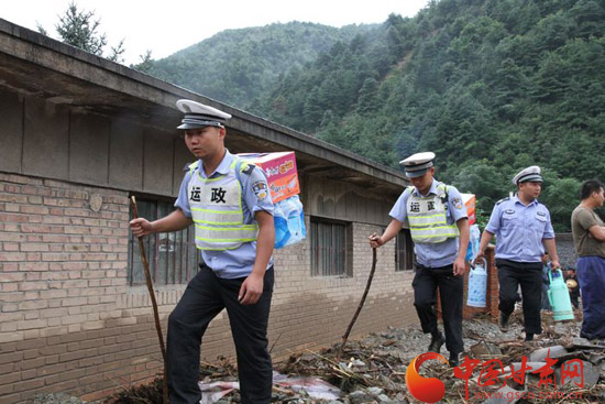 甘肃徽县运政部门及时向被困司乘人员运送生活