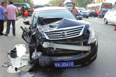 兰州街头两车追尾 出租车被撞变形消防员切车