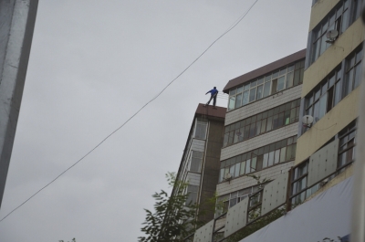 讨工钱起争执兰州一民工欲跳楼 被消防民警救