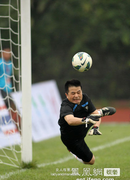 毕福剑成都参加足球赛(组图)