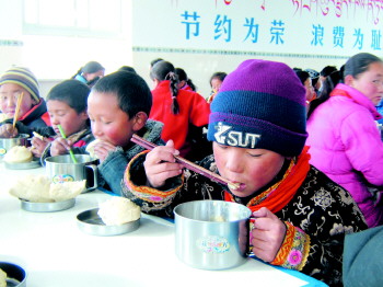 甘南寄宿制学校孩子吃上了免费营养餐\/图