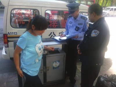 流浪女露宿街头一个多月 兰州民警帮其找工作