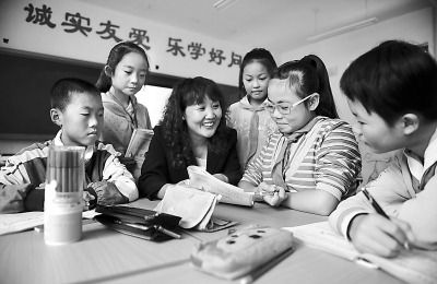 临夏永靖县移民小学的孩子们在新教室上课(图