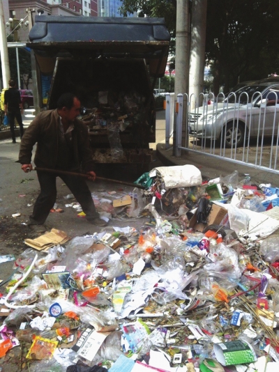 兰州庆阳路316号路上冒出垃圾堆 累坏环卫清运