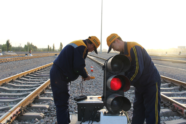 兰州铁路局工人维护保养信号设备确保长假列车