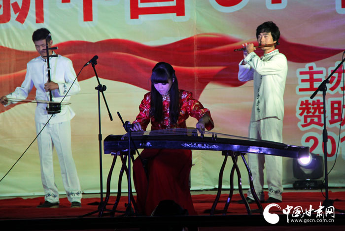 器乐合奏《青春舞曲》-天水师院迎新晚会5000余人围观 同庆祖国64华