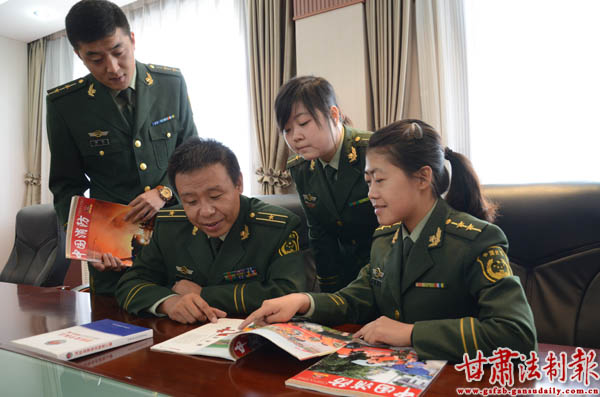 白银市公安消防支队白银大队的消防员学习消防