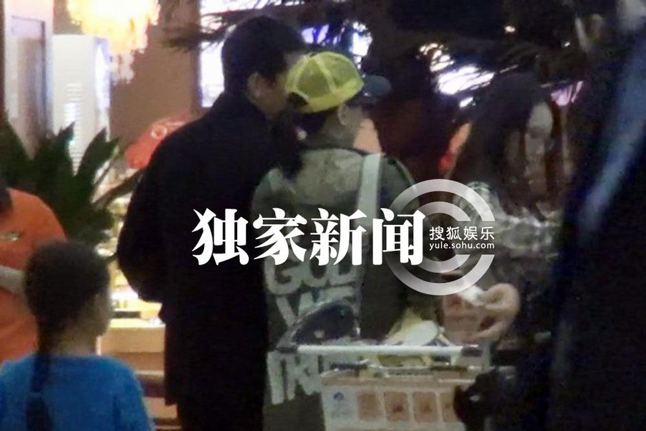 黄圣依深夜离京 与杨子依依不舍机场吻别__中