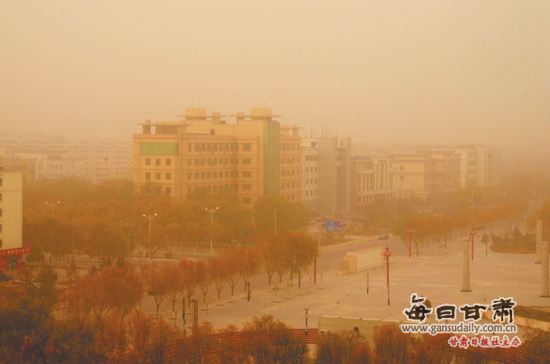 受新疆盆地大风影响 嘉峪关等地出现浮尘天气