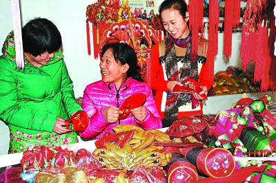 庆阳庆城妇女唐喜琴在为姐妹们传授刺绣技艺(