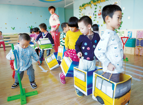 嘉峪关第一幼儿园的孩子们在做交通安全小游戏