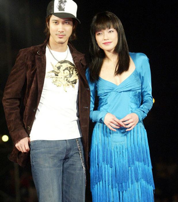 王力宏凌晨微博首次曝光女友:27岁 爸妈很喜欢