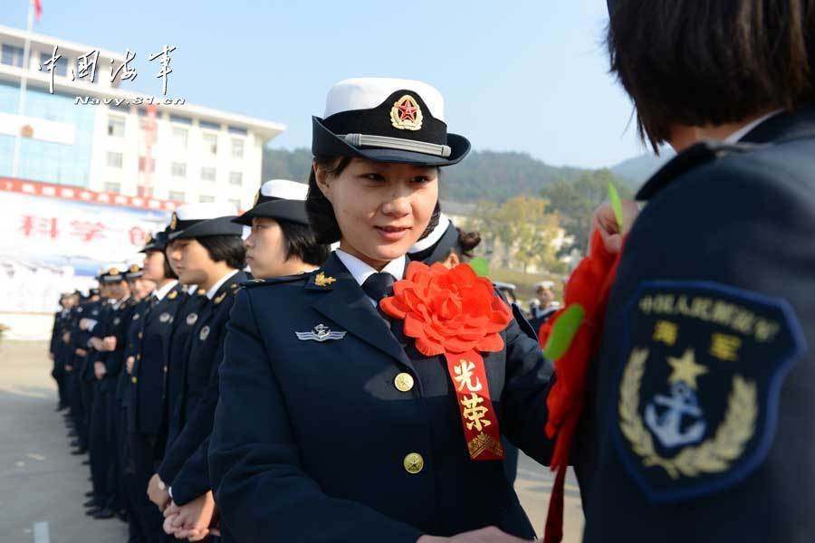 东海舰队漂亮女兵退伍含泪微笑