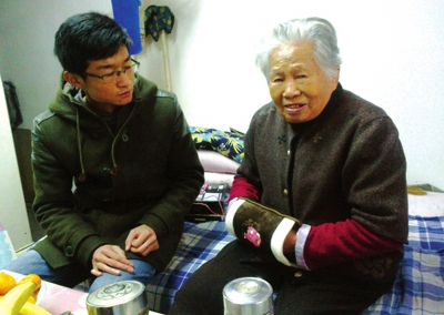 兰州晚报城关区虚拟养老院义工联盟为老人送温