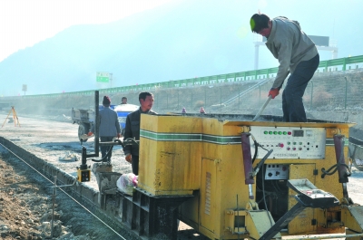 陇南武都区工人正在滑模施工路缘石