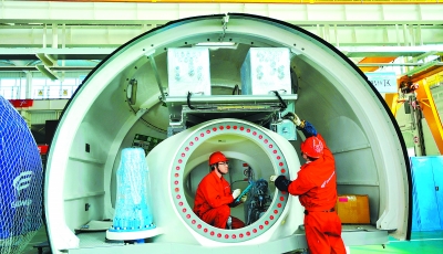 甘肃金风风电设备制造公司工人正在组装风机