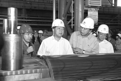 省检察院检察长路志强(左二)在酒钢公司调研