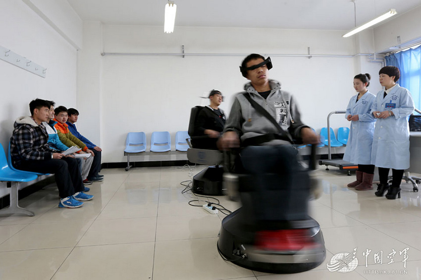 实拍中国空军招飞现场:考生试驾"战机"