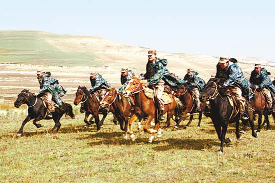 甘肃省军区甘南独立骑兵连 马背上的吉祥使者