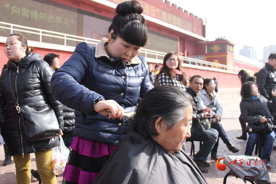 甘肃开展学雷锋志愿服务活动 凡人善举·情暖