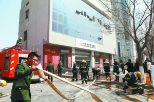 兰州市二建大厦起火百户居民紧急疏散 疑因烟