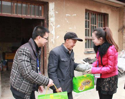 陇南宕昌青年志愿者关爱空巢老人