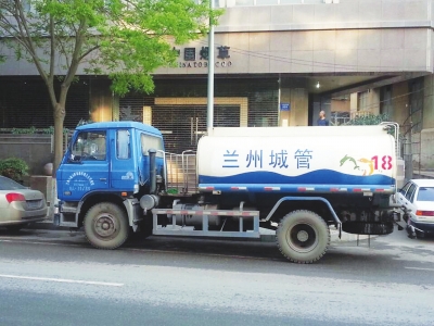兰州洒水车换了动听的音乐\/图