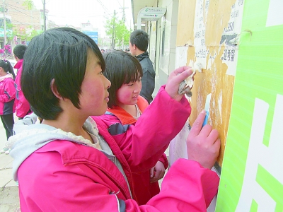 陇南礼县盐官学区组织中小学校师生参加爱国卫生活动