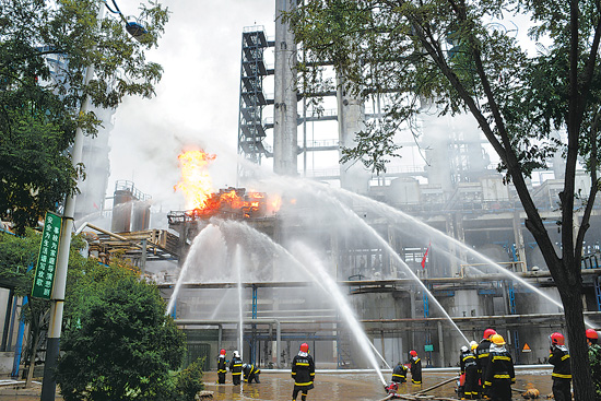 消防官兵在兰州石化公司炼油厂火灾事故现场灭