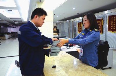 兰州开通"绿色通道"解决中石油押运员短缺问题 139人拿到从业证书