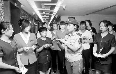 平凉市公安消防支队加大防火法规制度宣传(图