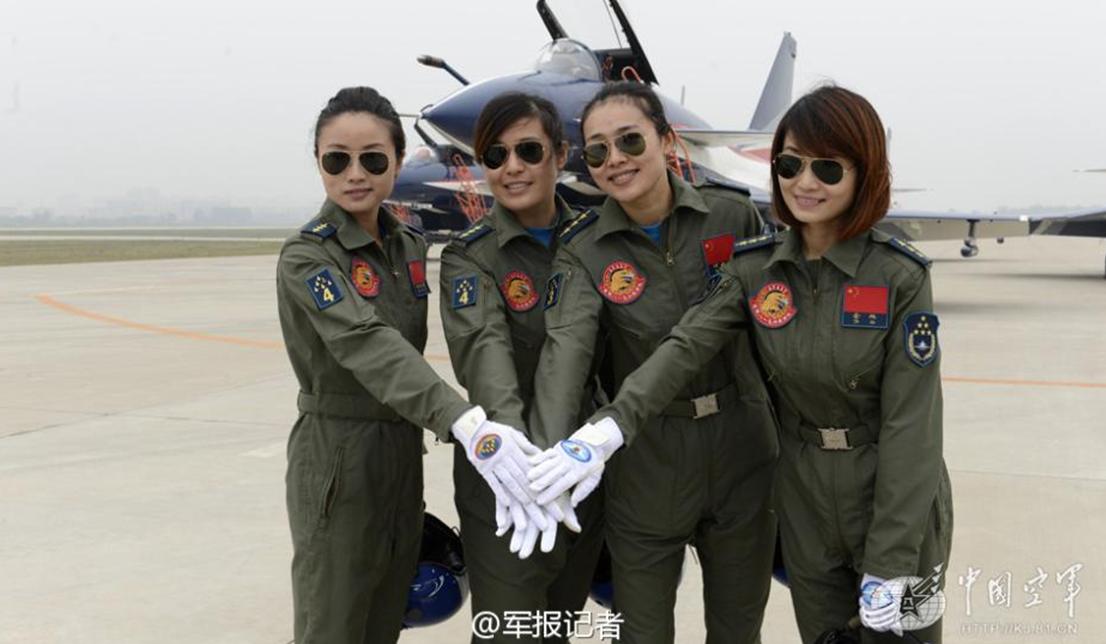 首批歼击机女飞行员亮相珠海航展__中国甘肃网