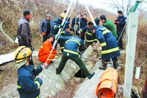 甘肃平凉一六旬老太掉进12米深井 消防员冒死