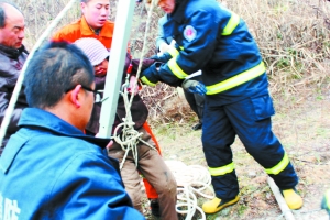 甘肃平凉一六旬老太掉进12米深井 消防员冒死