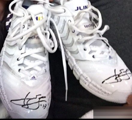 王力宏忙里偷闲挺好友林书豪 获赠签名球鞋