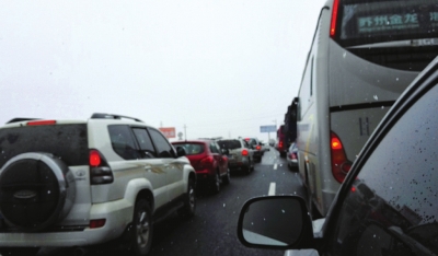 返程车辆骤增 甘肃省多条高速公路出现堵车现