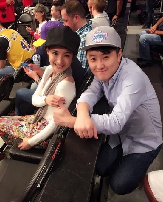 昨天有网友在NBA看球时遇到林依晨,该网友称林依晨本人“又瘦又白,皮肤又好~真的好漂亮啊”,而照片上林依晨戴着帽子,看起来是低调出行看球赛,据网友爆料林依晨是陪老公一起看球赛。之后林依晨在微博晒出自制美食,并称:“又比在伦敦生活时进步了!”照片上林依晨素颜笑着,似乎要把菜品端上桌,桌上的菜品有荤有素,卖相尤其好。网友们纷纷赞叹:“贤妻么么哒。”“清淡料理很健康,不愧是养生女王。”