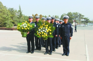 清明将至 兰州各界群众祭英烈/图