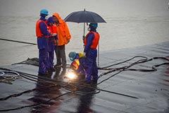 “东方之星”船底切割第三个孔进行生命探测