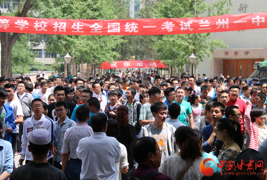 聚焦2015年甘肃高考考场外场景