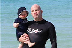 “神同步”父子照萌翻网友