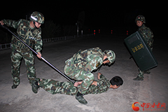 酒泉明水边防派出所开展夜间防袭应急处突演练