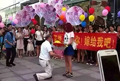 60后大叔成功求婚90后蘿莉 