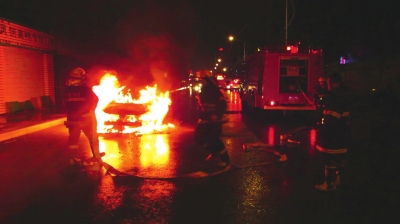 兰州雁北路新港城 一轿车起火  消防官兵紧急扑