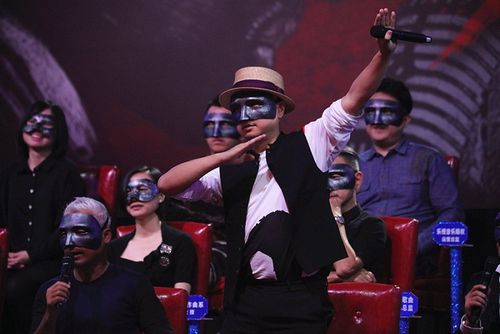 《蒙面歌王》周日突围赛 十亿票房导演来踢馆