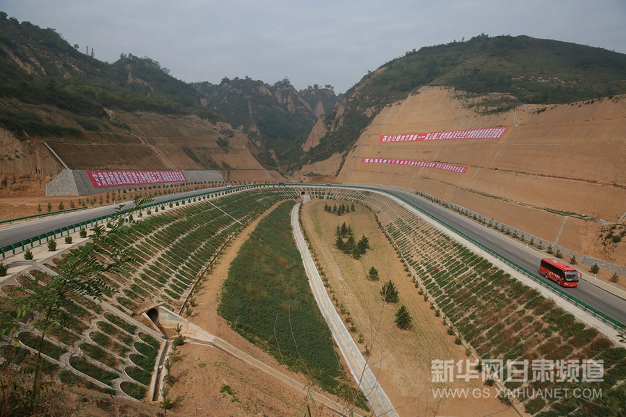 甘肃庆阳交通扶贫:公路通向老区每个村庄