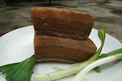 陕西山阳现猪肉石 狗扑上去就咬